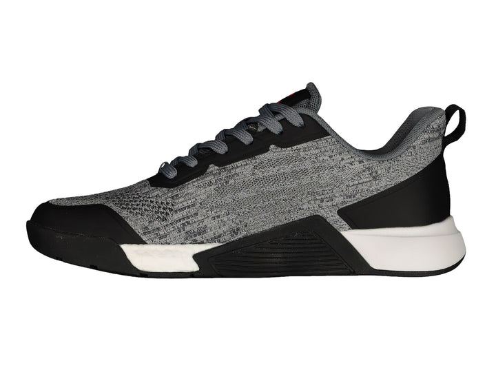 Tenis deportivos Charly color gris y negro con detalles en rojo y suela blanca.