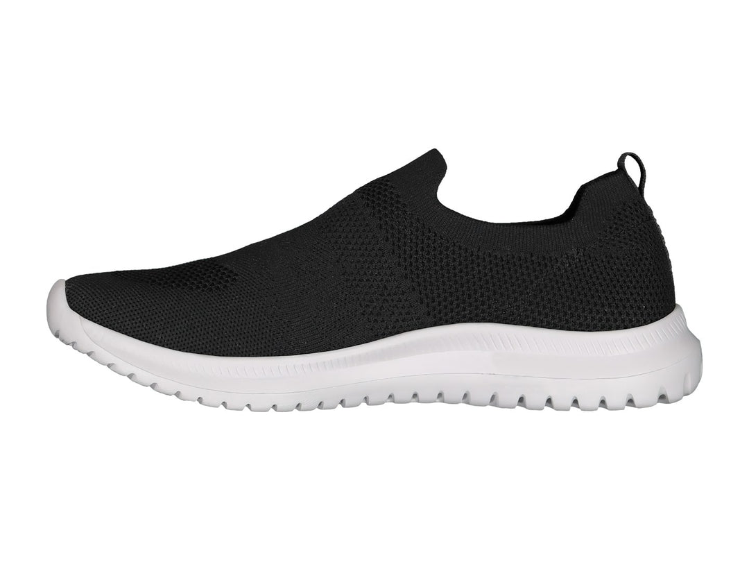 Par de tenis deportivos Charly estilo slip-on en color negro con suela blanca contrastante.