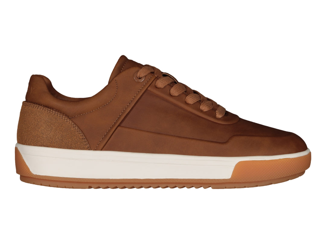 Tenis casuales Charly en color café camello con suela blanca y detalles en gamuza sintética.