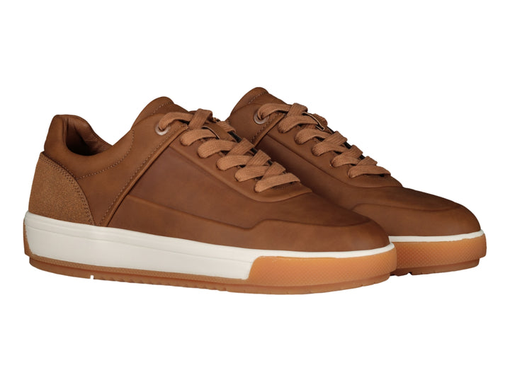 Tenis casuales Charly en color café camello con suela blanca y detalles en gamuza sintética.
