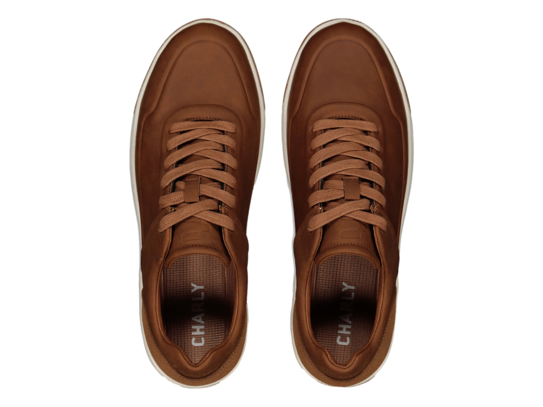 Tenis casuales Charly en color café camello con suela blanca y detalles en gamuza sintética.