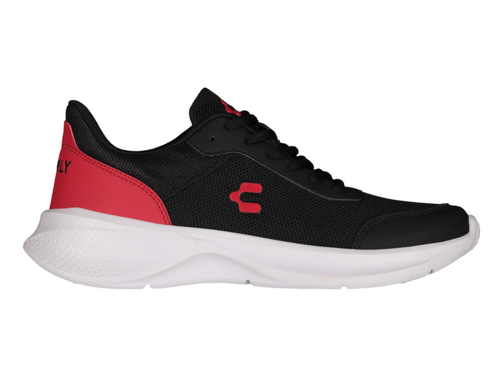 Tenis deportivos Charly en color negro con detalles rojos y suela blanca gruesa.