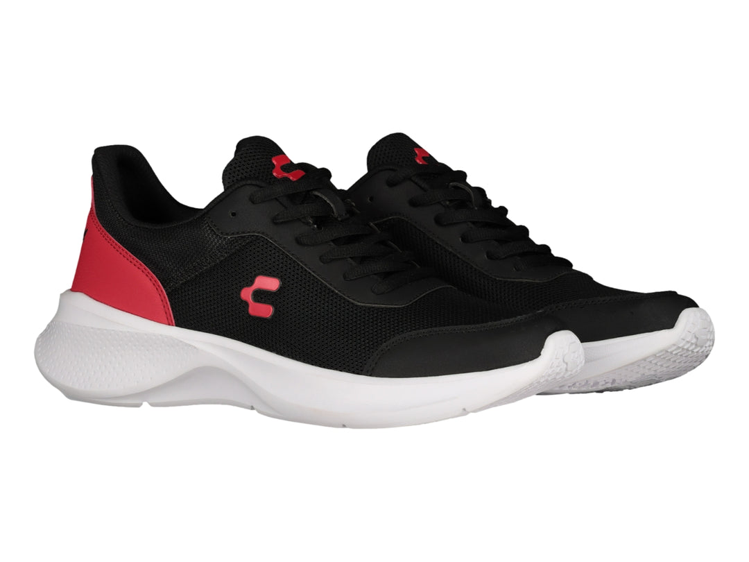 Tenis deportivos Charly en color negro con detalles rojos y suela blanca gruesa.