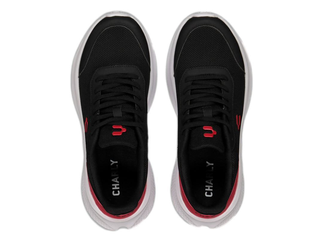 Tenis deportivos Charly en color negro con detalles rojos y suela blanca gruesa.