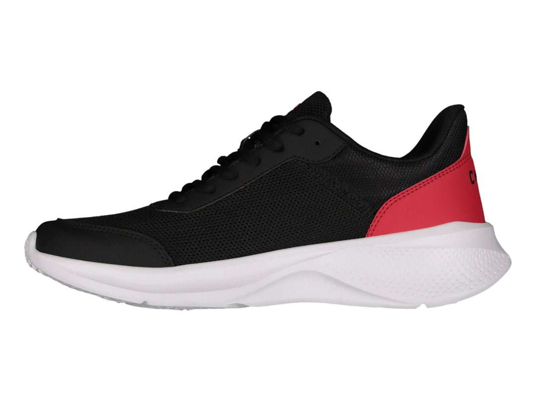 Tenis deportivos Charly en color negro con detalles rojos y suela blanca gruesa.