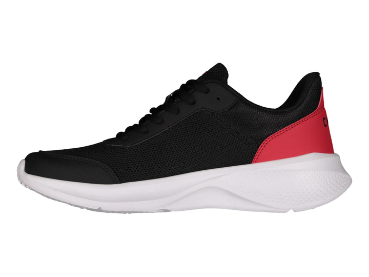 Tenis deportivos Charly en color negro con detalles rojos y suela blanca gruesa.