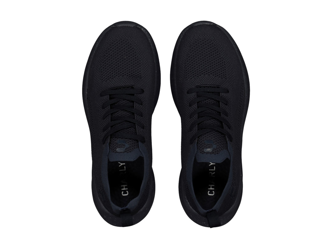 Tenis deportivos color negro con tejido transpirable y suela sintética.