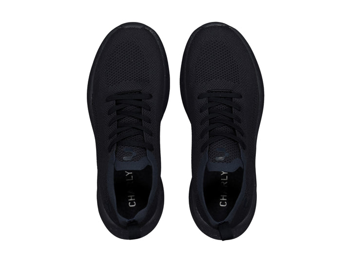 Tenis deportivos color negro con tejido transpirable y suela sintética.
