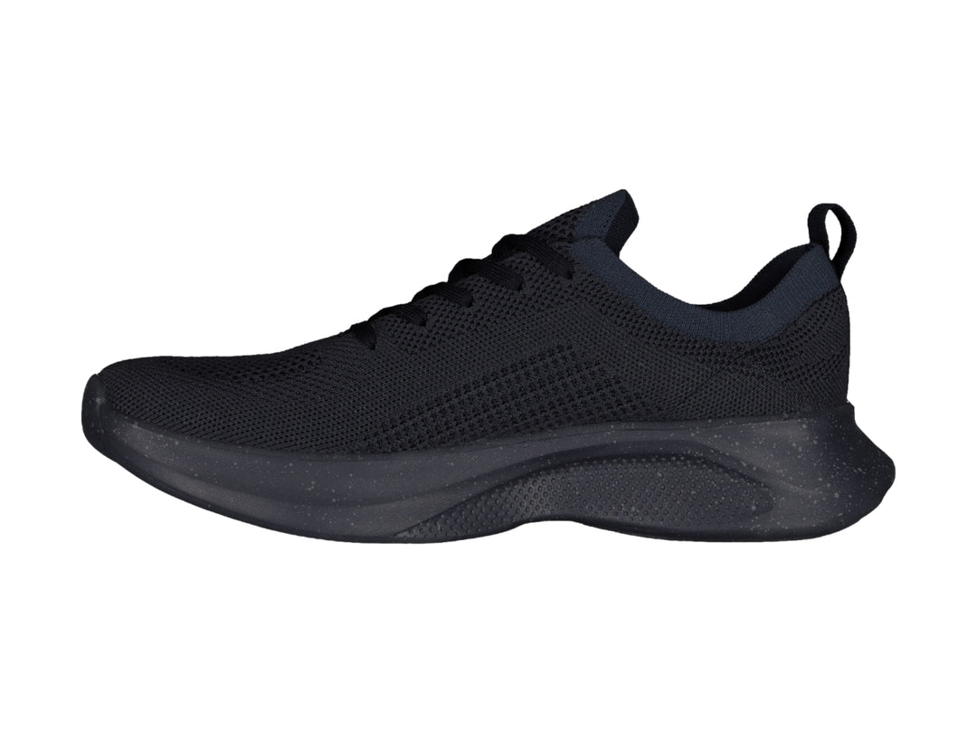 Tenis deportivos color negro con tejido transpirable y suela sintética.