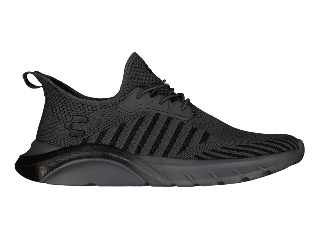 Tenis deportivos Charly de color negro con tejido transpirable y suela gruesa.