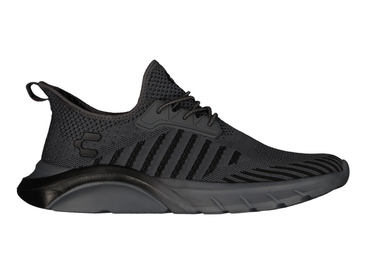Tenis deportivos Charly de color negro con tejido transpirable y suela gruesa.