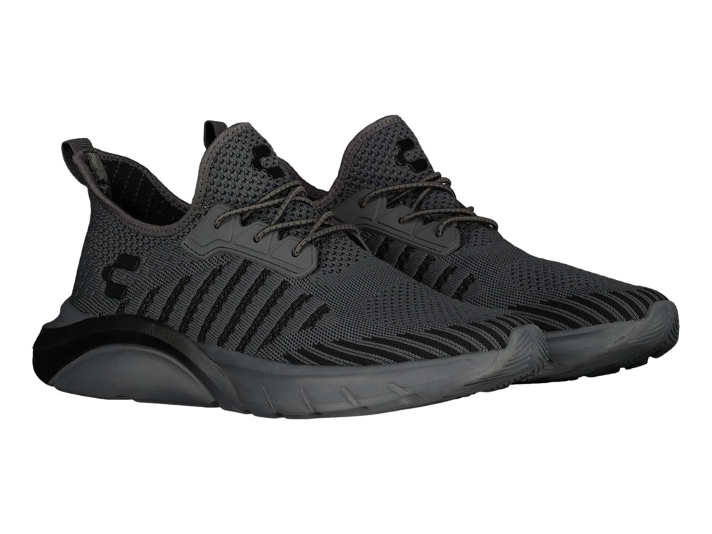 Tenis deportivos Charly de color negro con tejido transpirable y suela gruesa.