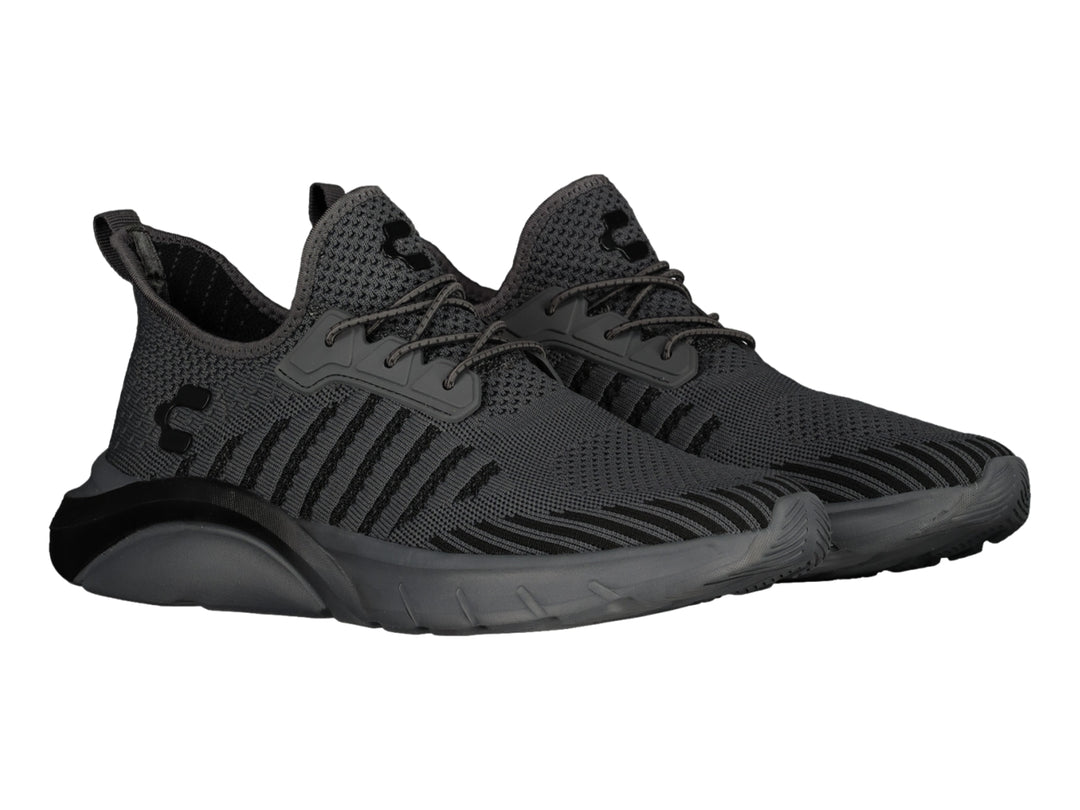 Tenis deportivos Charly de color negro con tejido transpirable y suela gruesa.