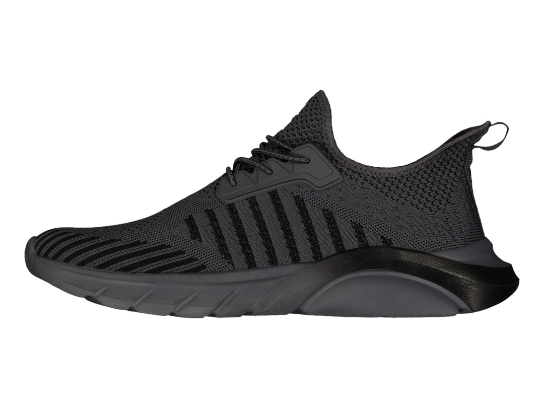 Tenis deportivos Charly de color negro con tejido transpirable y suela gruesa.