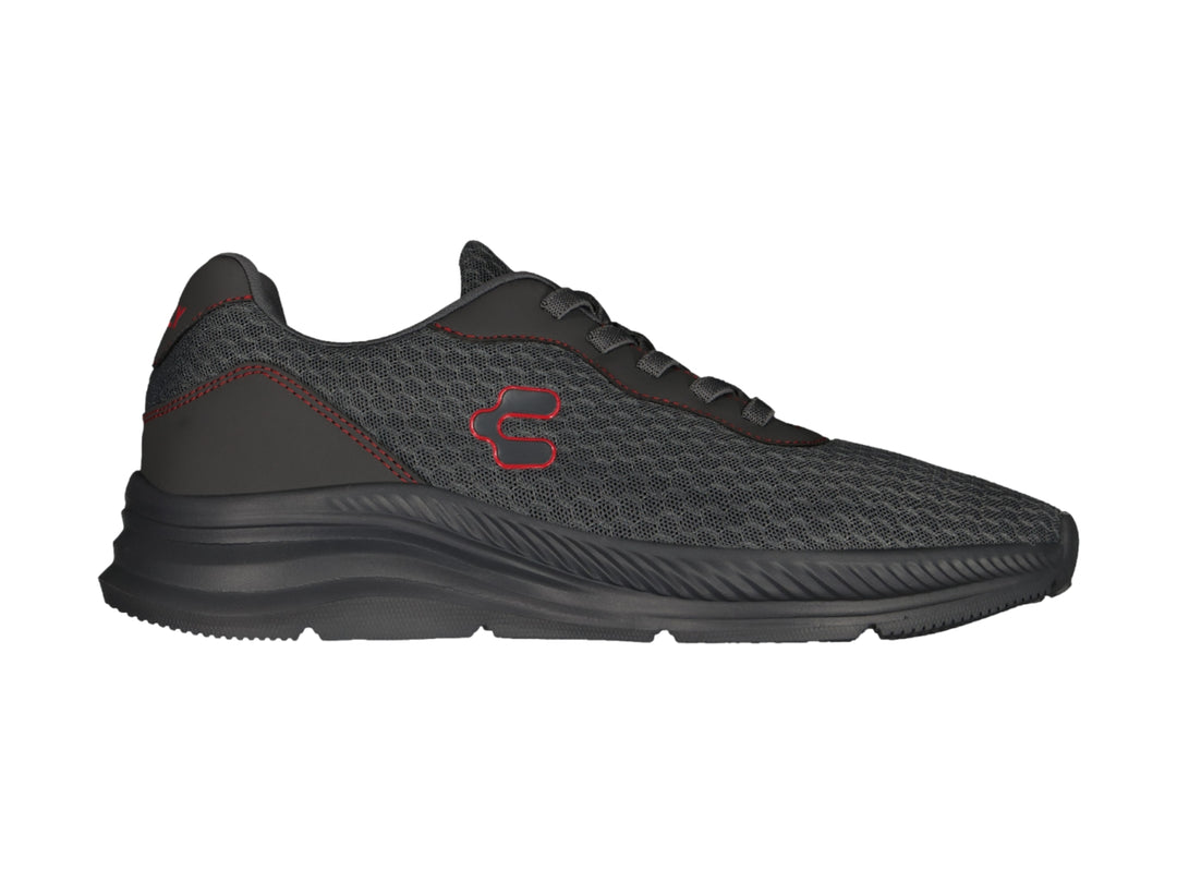 Tenis deportivos Charly color gris oscuro con suela gruesa y detalles rojos.