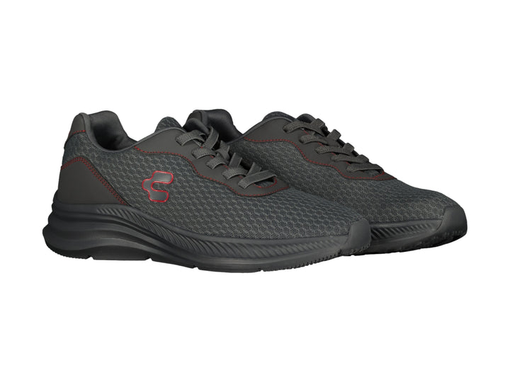 Tenis deportivos Charly color gris oscuro con suela gruesa y detalles rojos.