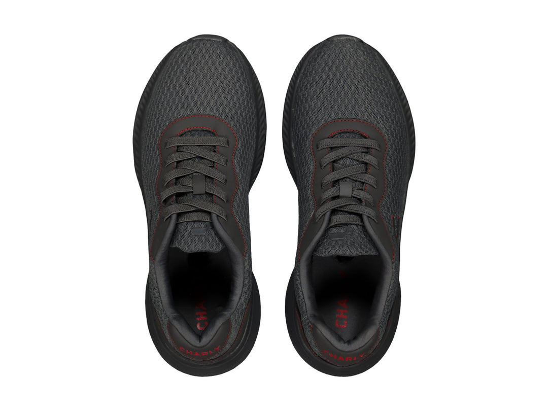 Tenis deportivos Charly color gris oscuro con suela gruesa y detalles rojos.