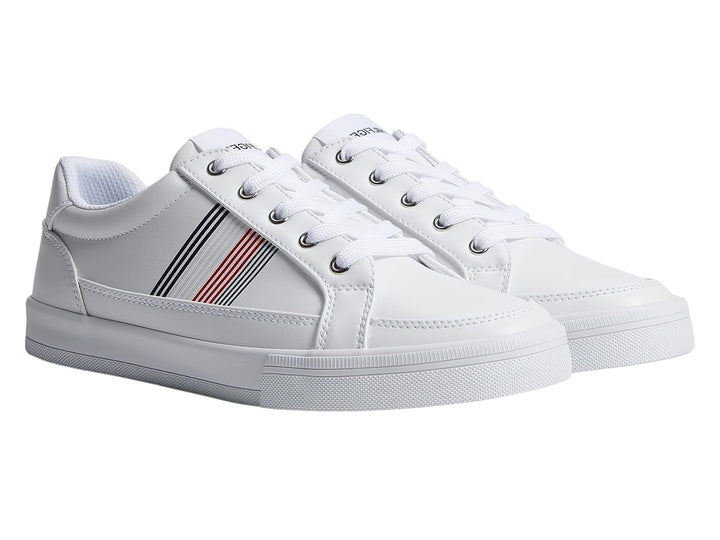 Tenis Tommy Hilfiger color blanco con rayas decorativas en azul y rojo en el lateral y suela blanca.