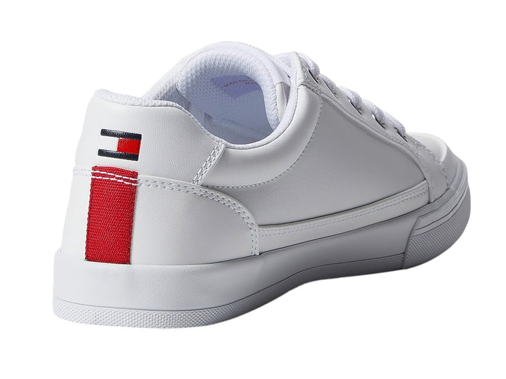 Tenis Tommy Hilfiger color blanco con rayas decorativas en azul y rojo en el lateral y suela blanca.