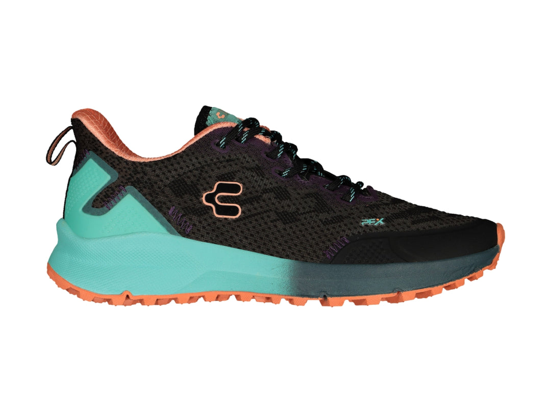 Tenis deportivos Charly en color negro y aqua con detalles en naranja y suela todoterreno.