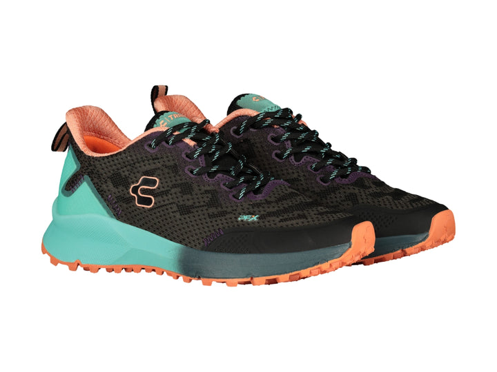 Tenis deportivos Charly en color negro y aqua con detalles en naranja y suela todoterreno.