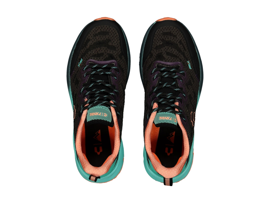 Tenis deportivos Charly en color negro y aqua con detalles en naranja y suela todoterreno.