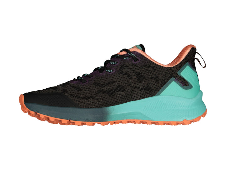 Tenis deportivos Charly en color negro y aqua con detalles en naranja y suela todoterreno.