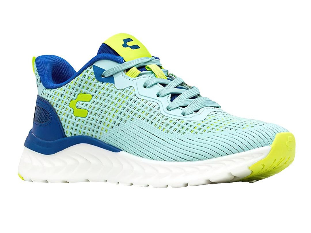 Tenis deportivos Charly en color aqua con detalles en azul y amarillo, suela blanca y tejido transpirable.