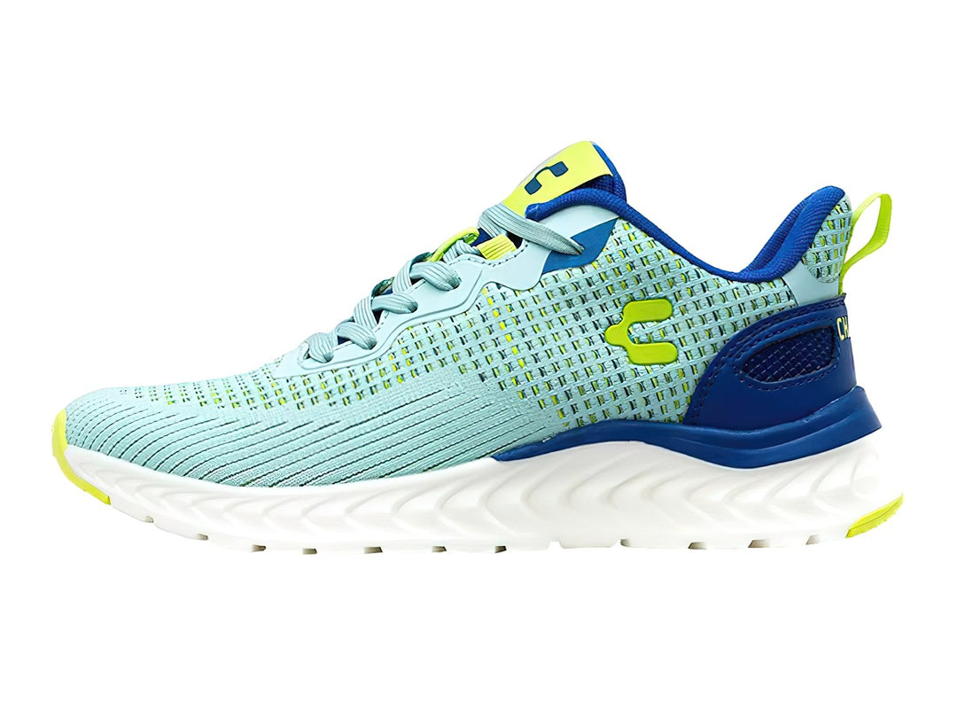 Tenis deportivos Charly en color aqua con detalles en azul y amarillo, suela blanca y tejido transpirable.