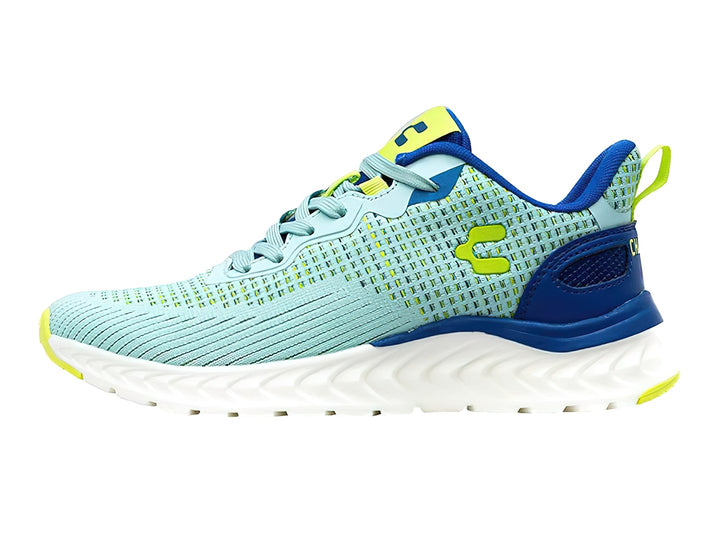 Tenis deportivos Charly en color aqua con detalles en azul y amarillo, suela blanca y tejido transpirable.
