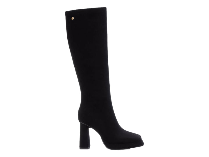Bota alta de color negro con tacón cuadrado y acabado mate.