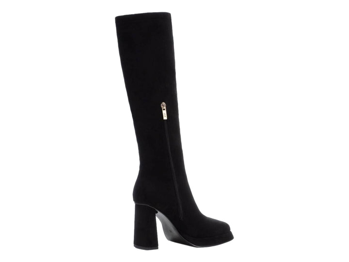 Bota alta de color negro con tacón cuadrado y acabado mate.