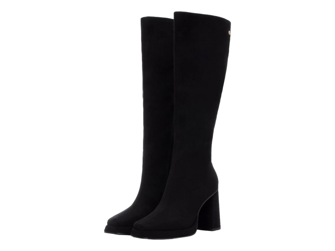 Bota alta de color negro con tacón cuadrado y acabado mate.