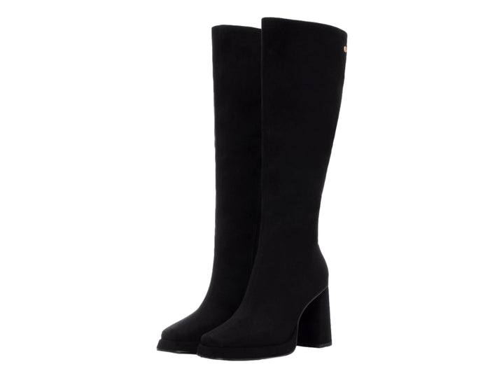 Bota alta de color negro con tacón cuadrado y acabado mate.