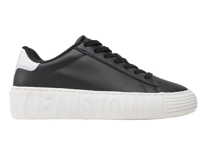Tenis Tommy Hilfiger de cuero negro con suela ancha blanca y detalles en el talón.