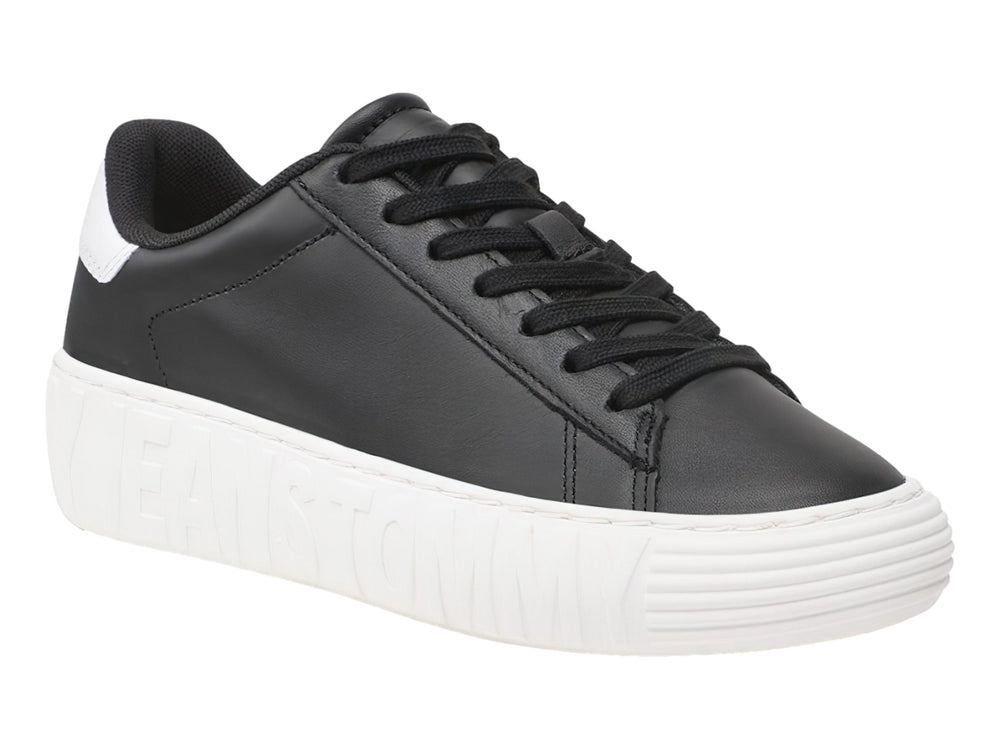 Tenis Tommy Hilfiger de cuero negro con suela ancha blanca y detalles en el talón.