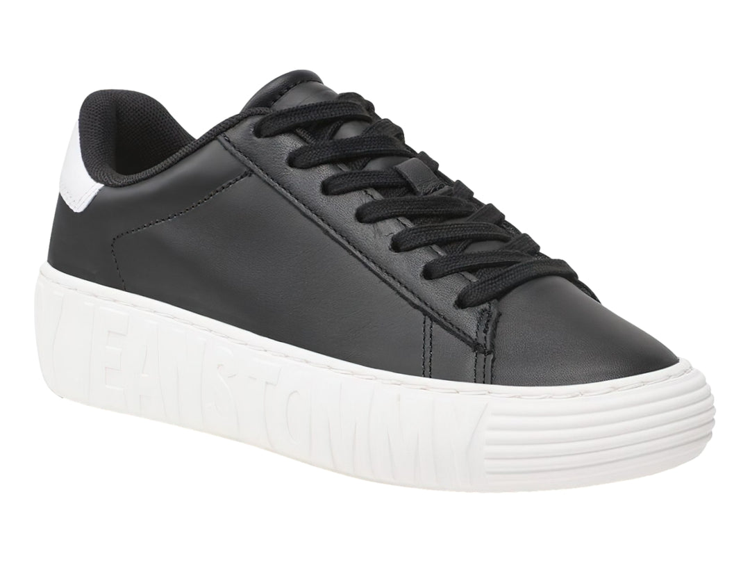 Tenis Tommy Hilfiger de cuero negro con suela ancha blanca y detalles en el talón.
