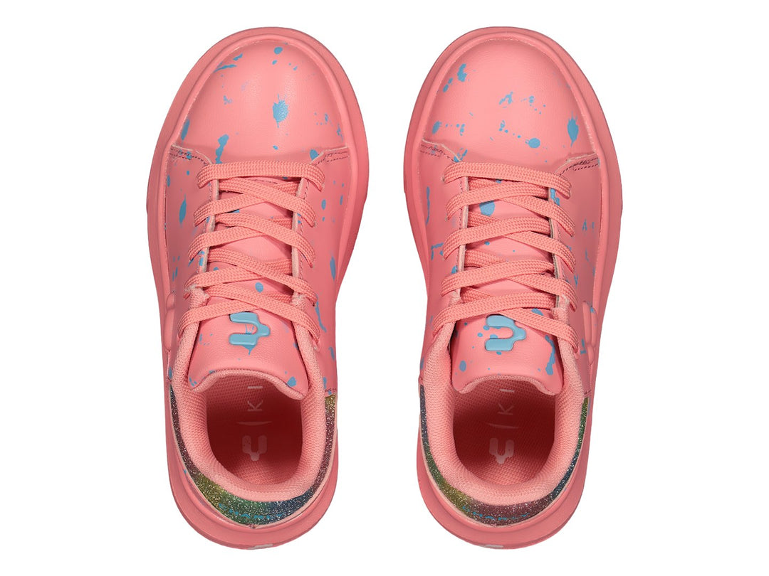 Tenis deportivos color rosa con detalles en azul y talón brillante de la marca Charly.