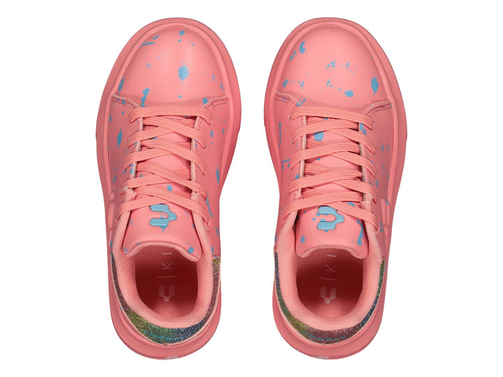 Tenis deportivos color rosa con detalles en azul y talón brillante de la marca Charly.