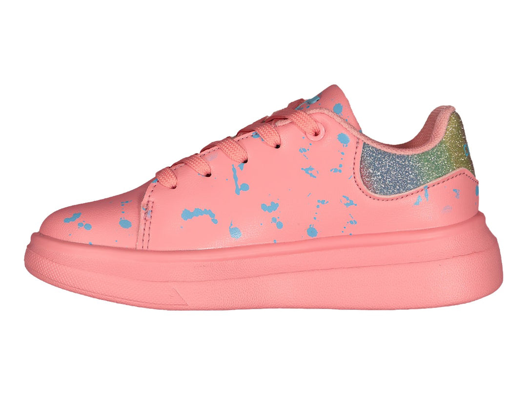 Tenis deportivos color rosa con detalles en azul y talón brillante de la marca Charly.