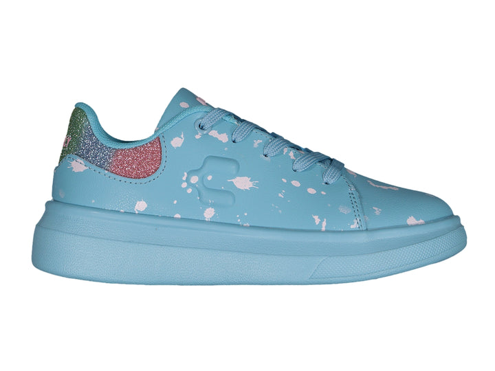 Tenis Charly azul claro con salpicaduras blancas y detalle brillante en el talón.