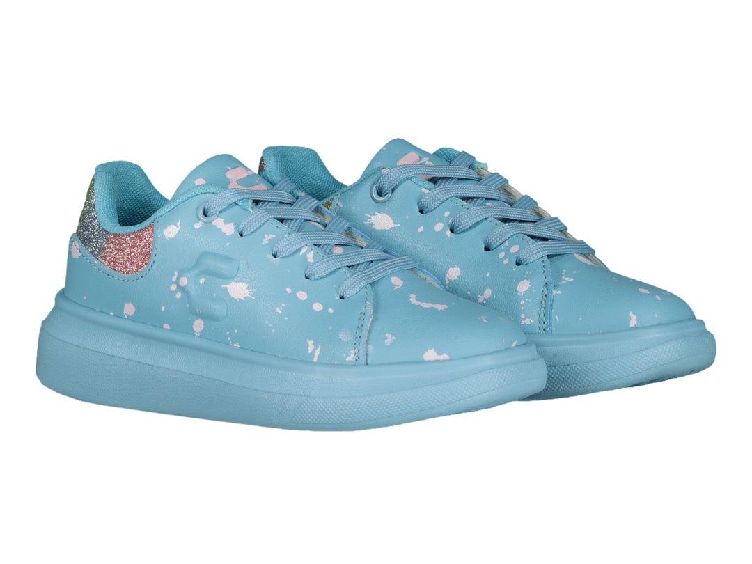 Tenis Charly azul claro con salpicaduras blancas y detalle brillante en el talón.