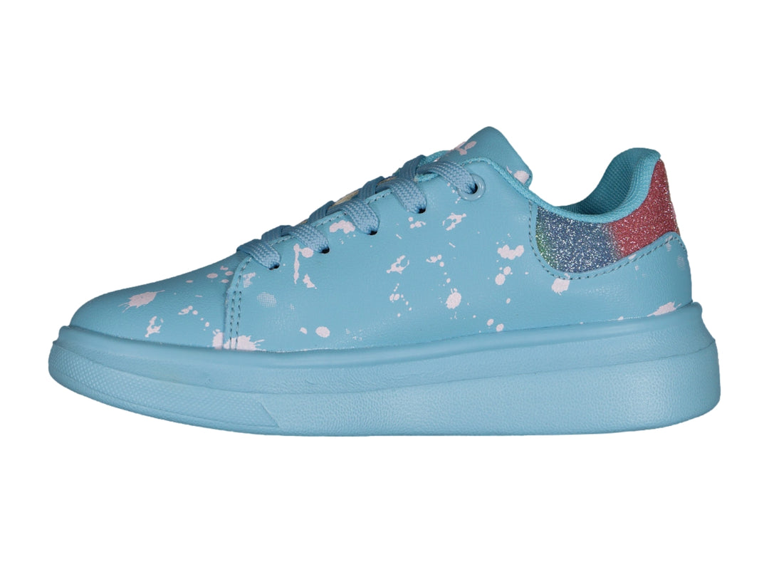 Tenis Charly azul claro con salpicaduras blancas y detalle brillante en el talón.
