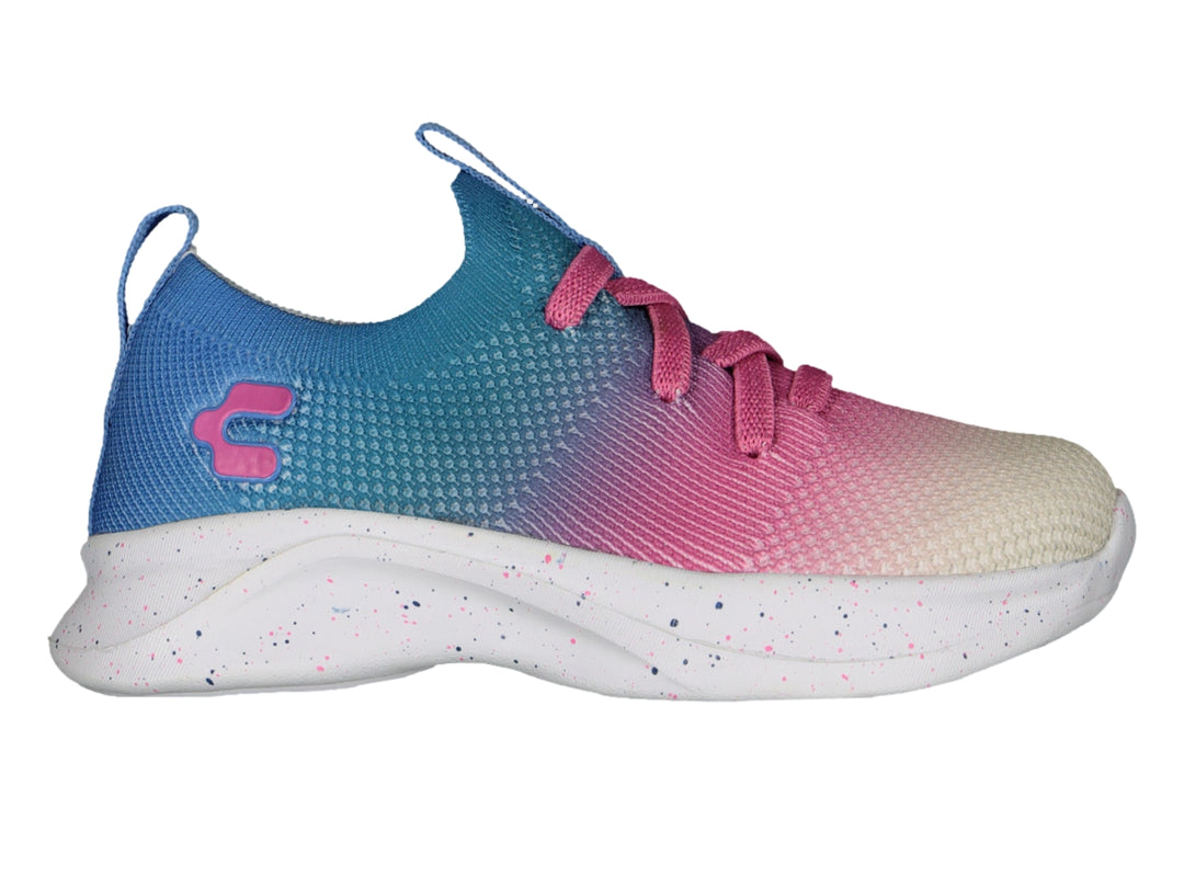 Tenis deportivos Charly con diseño en degradado de azul a rosa y blanco, suela blanca moteada.