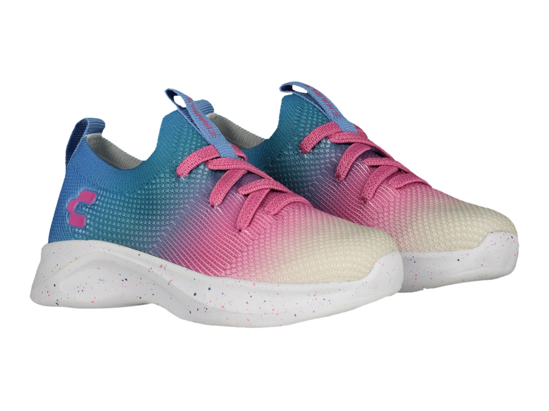 Tenis deportivos Charly con diseño en degradado de azul a rosa y blanco, suela blanca moteada.
