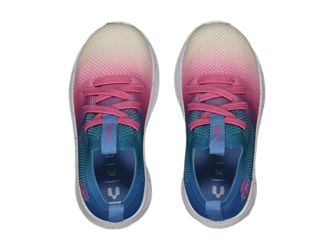 Tenis deportivos Charly con diseño en degradado de azul a rosa y blanco, suela blanca moteada.