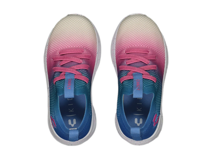 Tenis deportivos Charly con diseño en degradado de azul a rosa y blanco, suela blanca moteada.