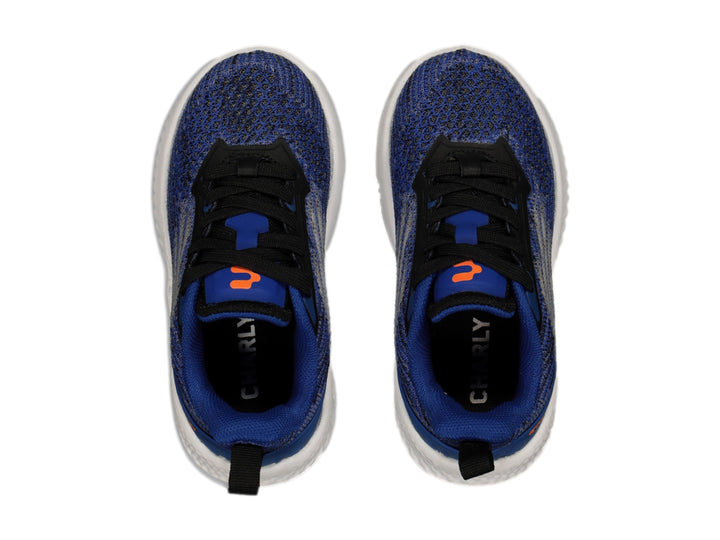 Tenis deportivos Charly color azul marino con suela blanca y cordones negros.