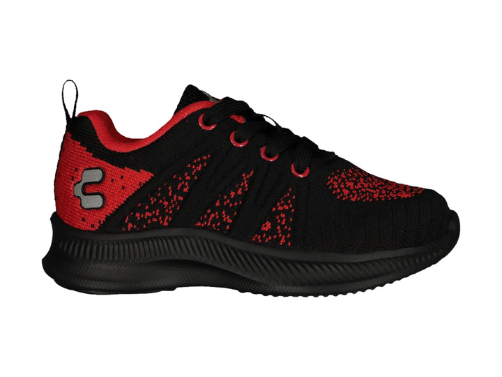 Zapato deportivo Charly en color negro con detalles rojos y suela negra.
