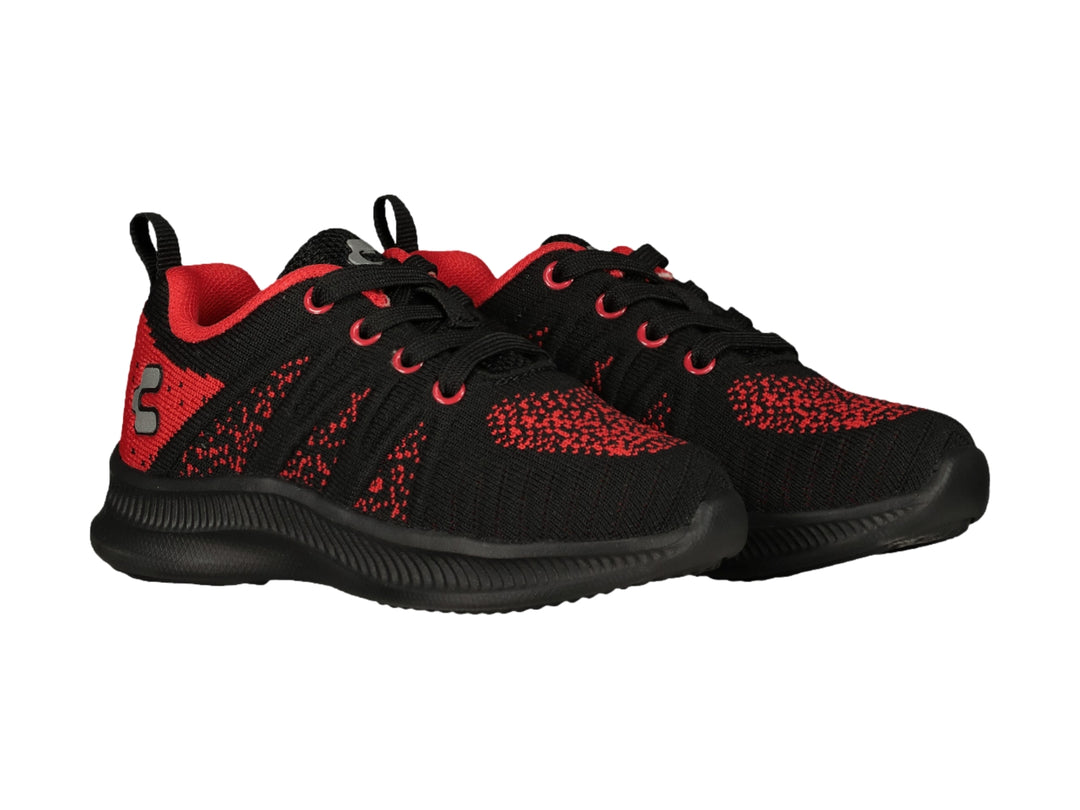 Zapato deportivo Charly en color negro con detalles rojos y suela negra.